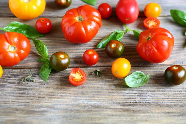 Fondo in legno con pomodori — Foto Stock