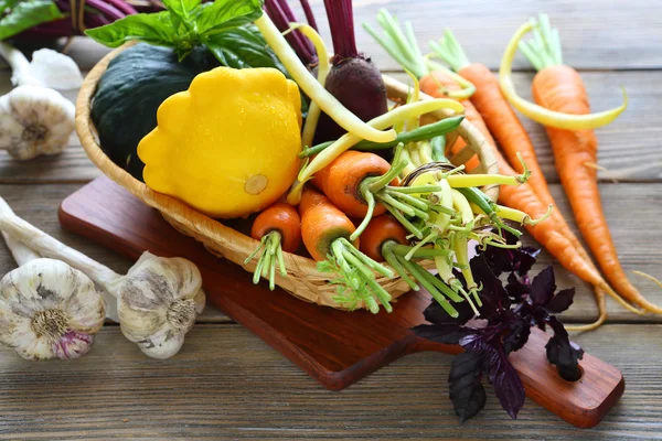 Świeże warzywa organiczne w koszyku — Zdjęcie stockowe