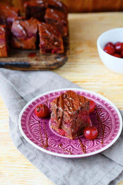 Brownies al cioccolato con ciliegie intere — Foto Stock