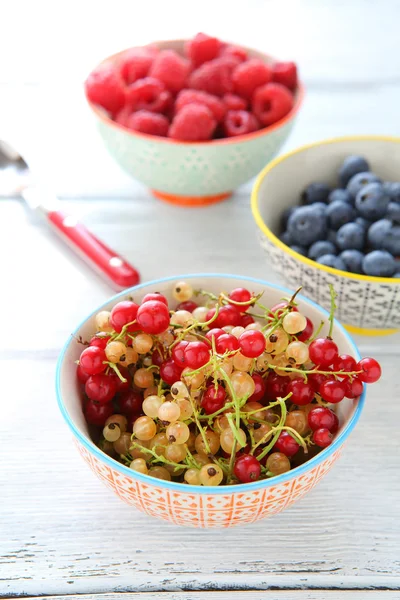 Летние ягоды в чашах смородины — стоковое фото
