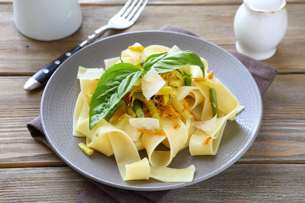 Pasta with vegetables and parmesan — Stock Photo, Image