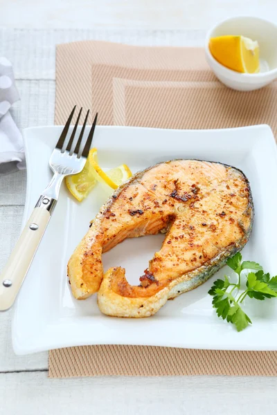 Pescado asado en plato blanco — Foto de Stock