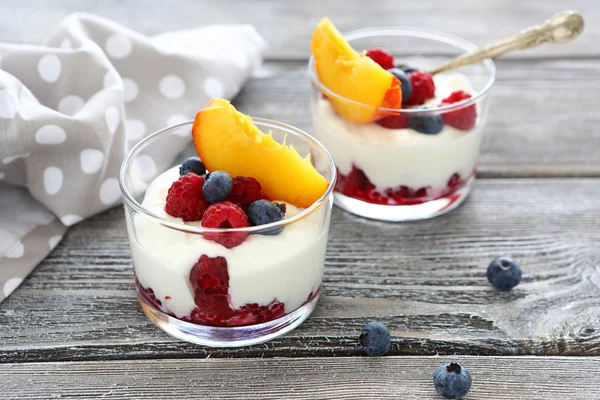 Joghurt friss bogyós gyümölcsök és őszibarack — Stock Fotó