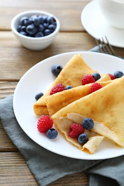 Leichte Crêpes mit frischen Beeren — Stockfoto