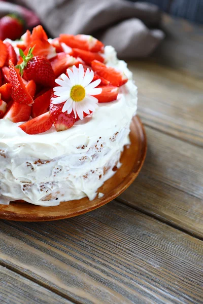 Cake with ripe strawberries and cream — Stock Photo, Image