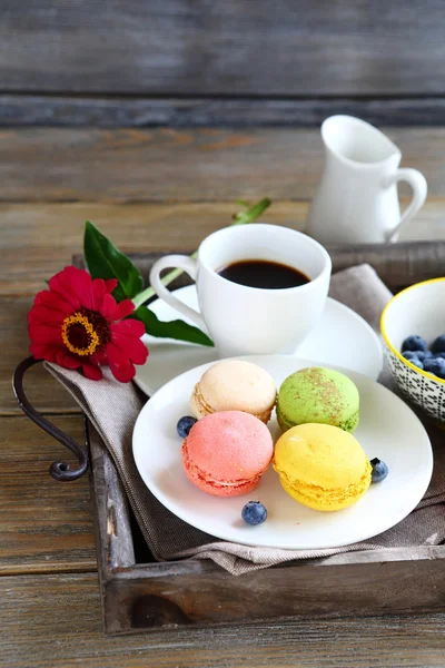 Makronen und Kaffee auf Tablett — Stockfoto