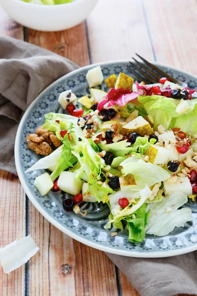 Salada com pêra fresca — Fotografia de Stock