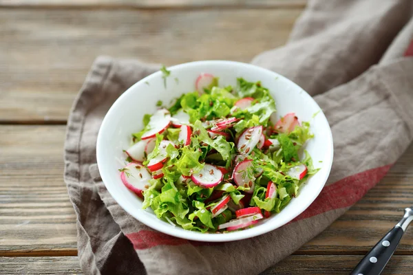 Salade d'été légère dans un bol — Photo