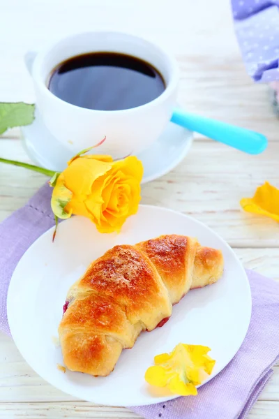 Croissant e una tazza di caffè — Foto Stock