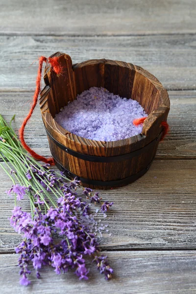 Frischer Lavendel und Salz in einem Holzeimer — Stockfoto