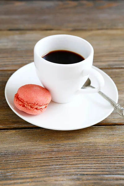 सफेद कॉफी कप और गुलाबी मैकरून — स्टॉक फ़ोटो, इमेज
