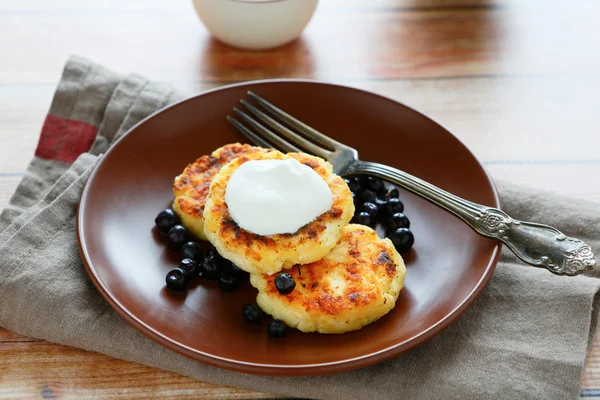 Frittelle con panna acida e mirtilli — Foto Stock