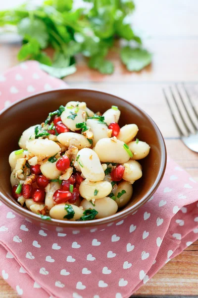 Salad with white beans and pomegranate — Stock Photo, Image