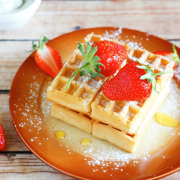 Verse zachte wafels en aardbeien — Stockfoto