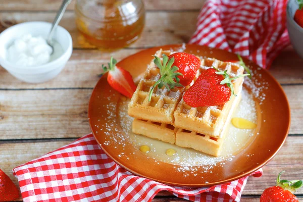 Waffles frescos e morangos com creme — Fotografia de Stock