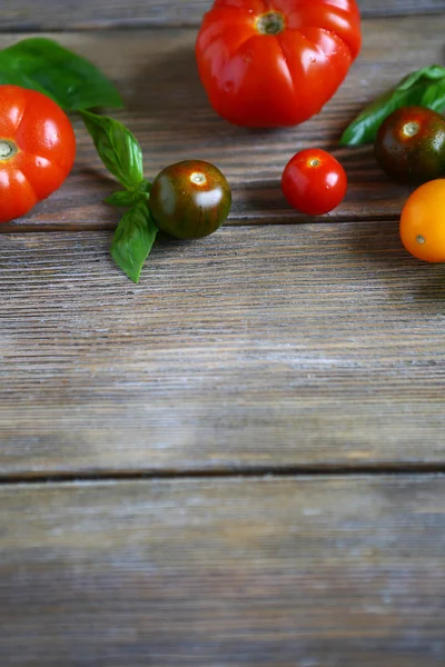 Tomates mûres sur des planches en bois, fond — Photo