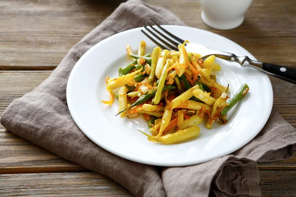 Verdure fritte su un piatto — Foto Stock