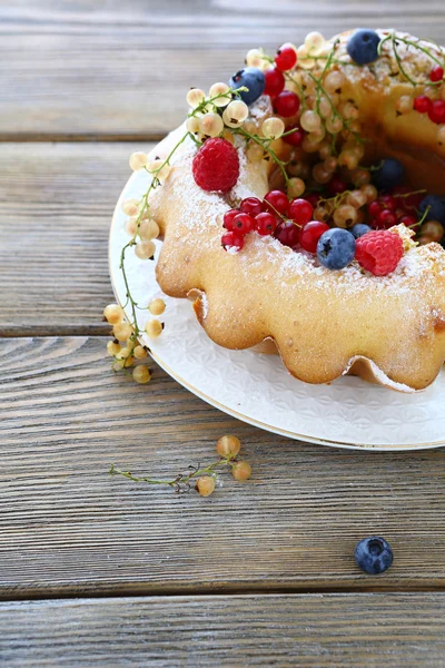 Muhtelif berry ile ev yapımı kek — Stok fotoğraf