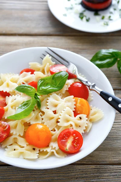 Apetecendo farfalle de macarrão com tomates — Fotografia de Stock