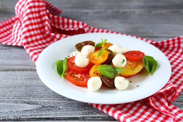 Capresesalat på tallerken – stockfoto