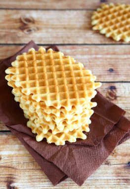 ince ve gevrek waffle yığını