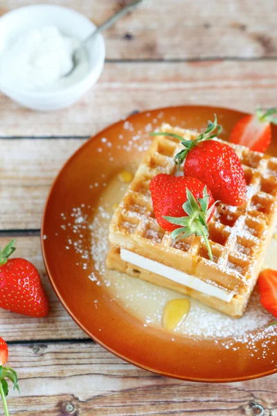 Waffles cuadrados con crema de mantequilla — Foto de Stock