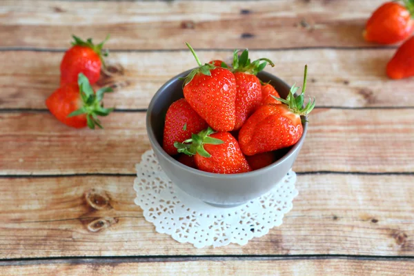Strawberries in a small bowl on the table — Stock Photo, Image