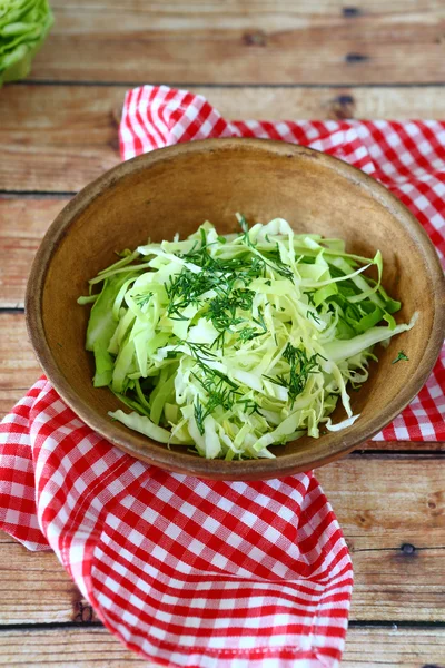 Салат с капустой и укропом в миске — стоковое фото