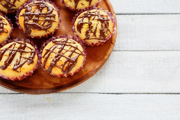 Verse cakejes met chocolade glazuur — Stockfoto