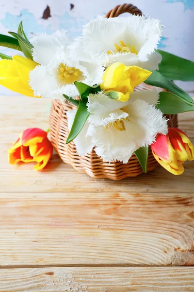 春のバスケットにチューリップの花束 — ストック写真