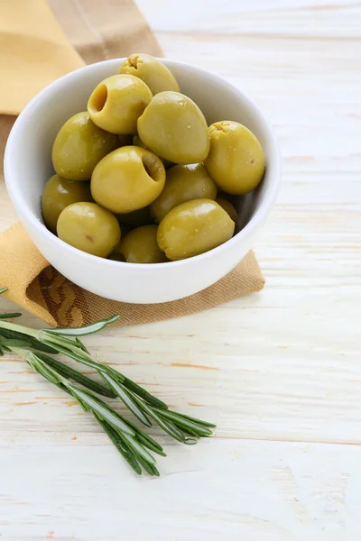 Eingelegte grüne Oliven in Keramikschüssel — Stockfoto