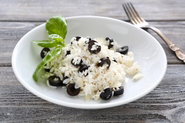 Risotto siyah zeytin dilimleri ile