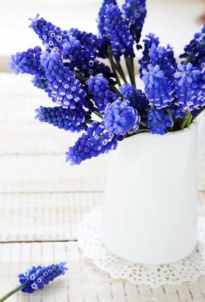 在白色的水罐的春天的花朵 — 图库照片