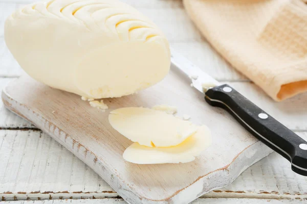Rustikální máslo na šachovnici — Stock fotografie