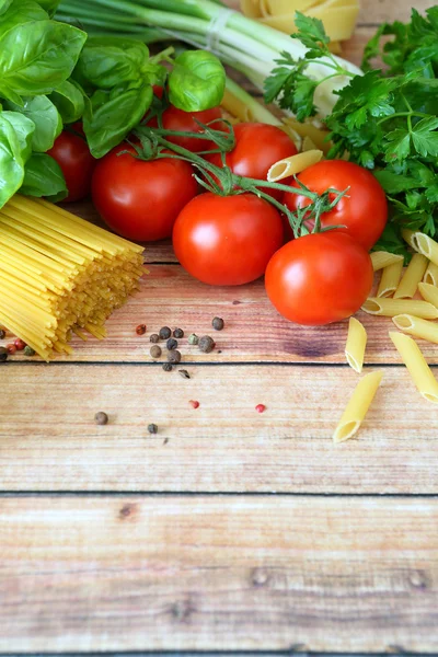 Pâtes italiennes sur le fond en bois — Photo