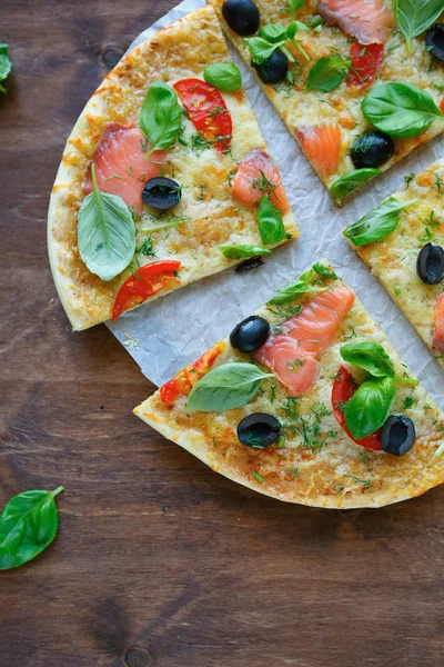 Pizza em fundo de madeira — Fotografia de Stock