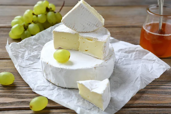 Weichkäse mit weißem Schimmel, Camembert — Stockfoto