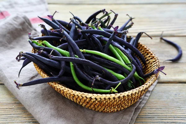 Harvest Green beans in a wicker basket — Stock Photo, Image