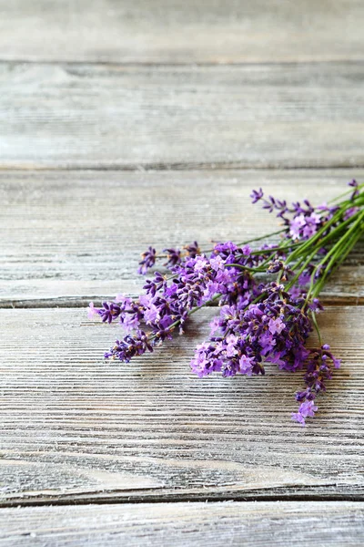 古い木製のテーブル上のラベンダーの花の束 — ストック写真