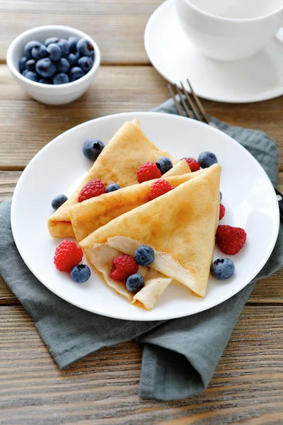 Läckra pannkakor, crepes med hallon och blåbär — Stockfoto