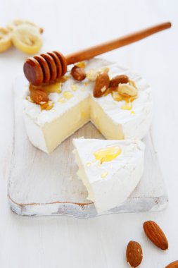 Camembert bal bir beyaz tahta üzerinde