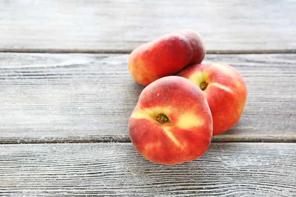 Fresh peaches on wooden background — Stock Photo, Image