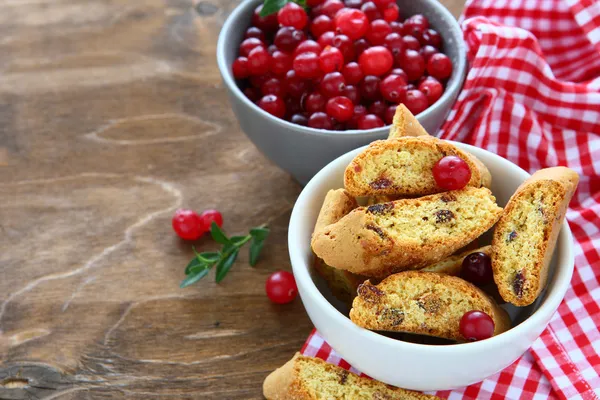 Cookies with cranberries in a white bowl — Stock Photo, Image