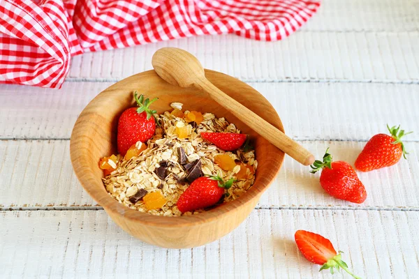 Müsli mit Erdbeeren und Schokoladenchips — Stockfoto