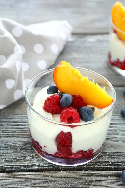 Färsk yoghurt med persika och bär — Stockfoto