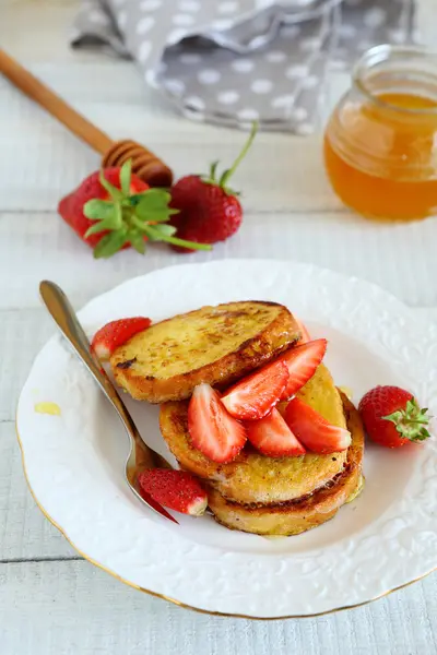 Brunch - toast with strawberries — Stock Photo, Image