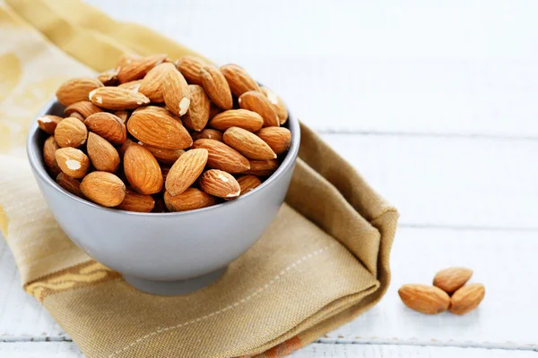 Almendras en un tazón de cerámica — Foto de Stock