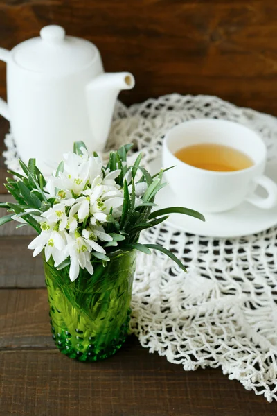 Cup of tea and spring white flower — Stock Photo, Image