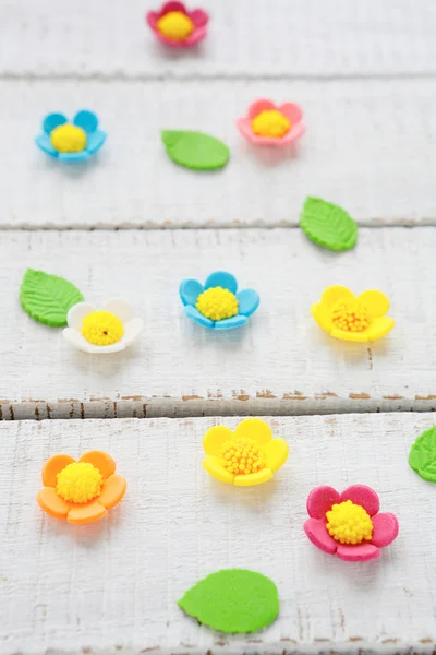 Zuckerdekoration in Form von Blumen — Stockfoto