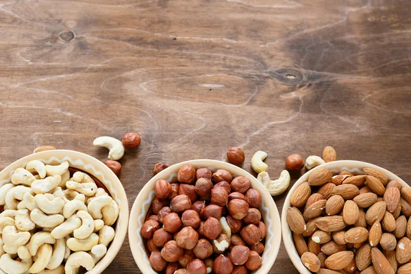 Ořechy v miskách, pohled shora — Stock fotografie